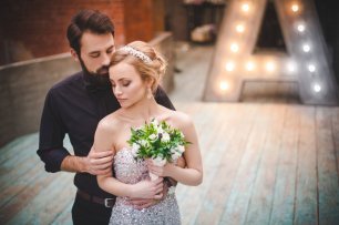 Огромные световые буквы на свадебной фотосессии