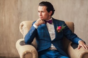 Синий клетчатый костюм жениха