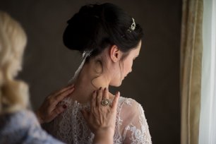 Очаровательная прическа невесты