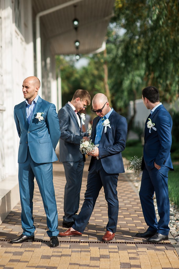 в ожидании жениха)