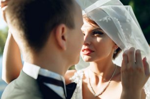 Трогательный  взгляд невесты на жениха