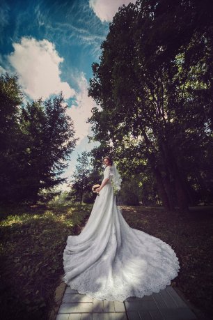 Кружевное платье со шлейфом