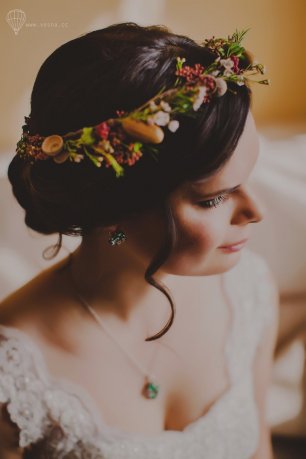 Веночек на голову невесты из веточек с желудями