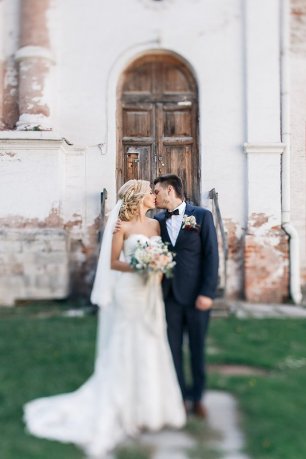 Свадебная фотосессия рядом с старинной постройкой