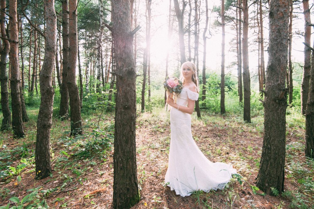 Фотосессия невесты в лесу