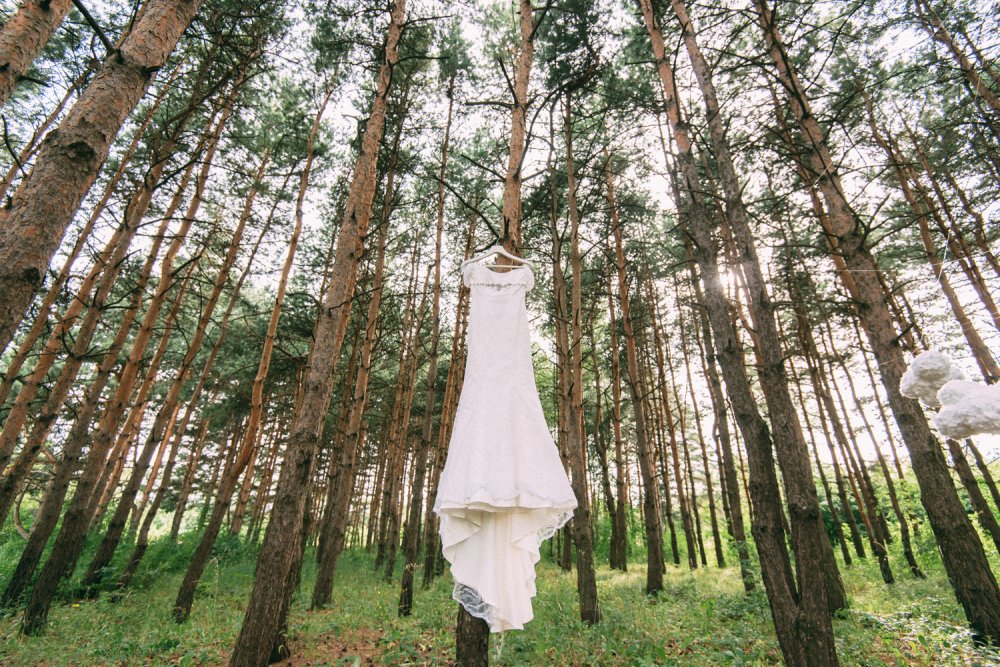 Платье невесты на вешалке