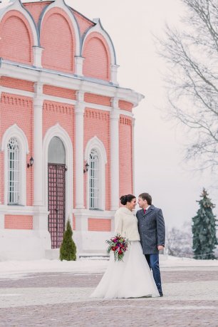 Свадебная фотосессия на фоне храма