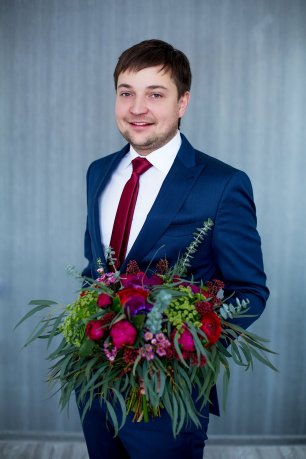 Жених с букетом невесты