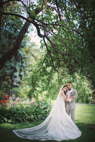 Изысканная свадебная фотосессия в саду