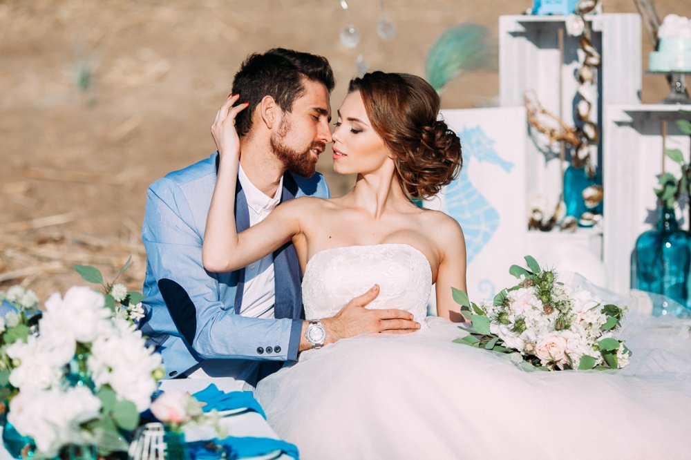 Невеста в голубом платье с женихом