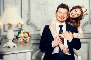 Милая свадебная фотосессия в студии