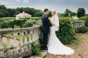 Жених и невеста на прогулке