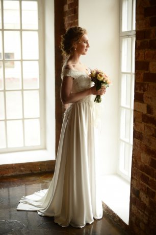 Платье невесты с опущенными плечами и небольшим шлейфом