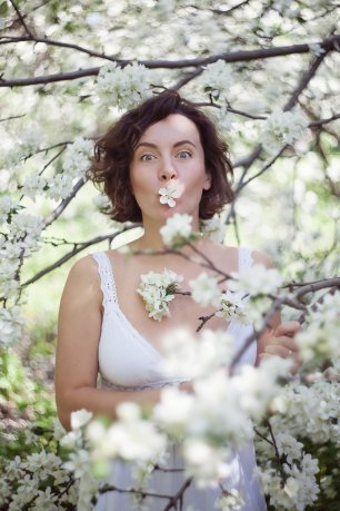 Веселое утро невесты в цветущем саду