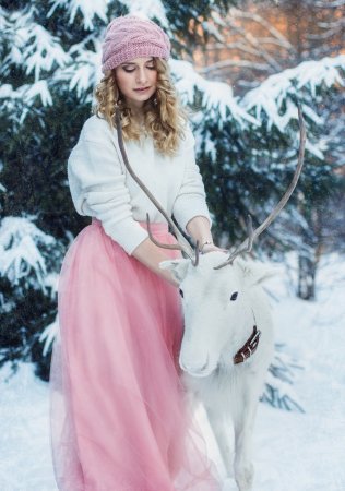зимняя фотосессия лав стори, прогулка с оленем в зимнем лесу, фотограф АННА КОРОТКОВА