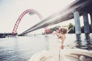 Прогулка  на катере под мостом