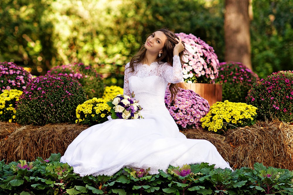 Невеста на фоне ярких цветов