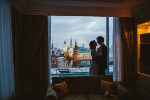 Молодожены в отеле