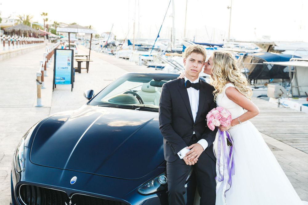 Невеста и жених у автомобиля