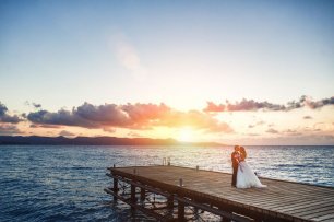 Вечерняя свадебная фотосессия на пирсе