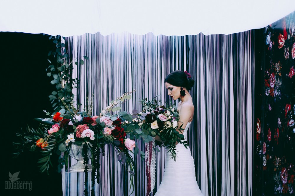 Фотосессия невесты в студии с цветочным декором