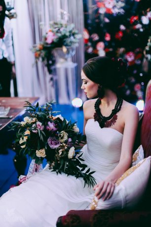 Пышный букет с розами