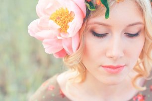 Цветок в волосах