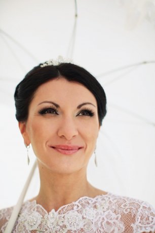 Улыбчивая невеста под зонтом