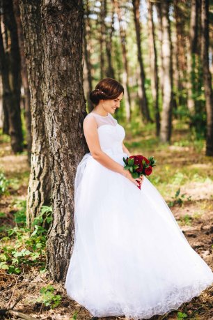 Фотосессия невесты в лесу