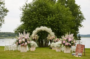 Цветочное оформление зоны бракосочетания