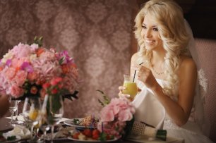 Утро невесты за завтраком