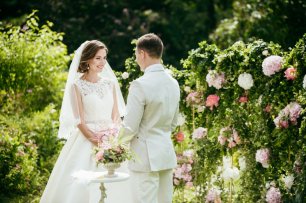 Свадьба в цветущем саду