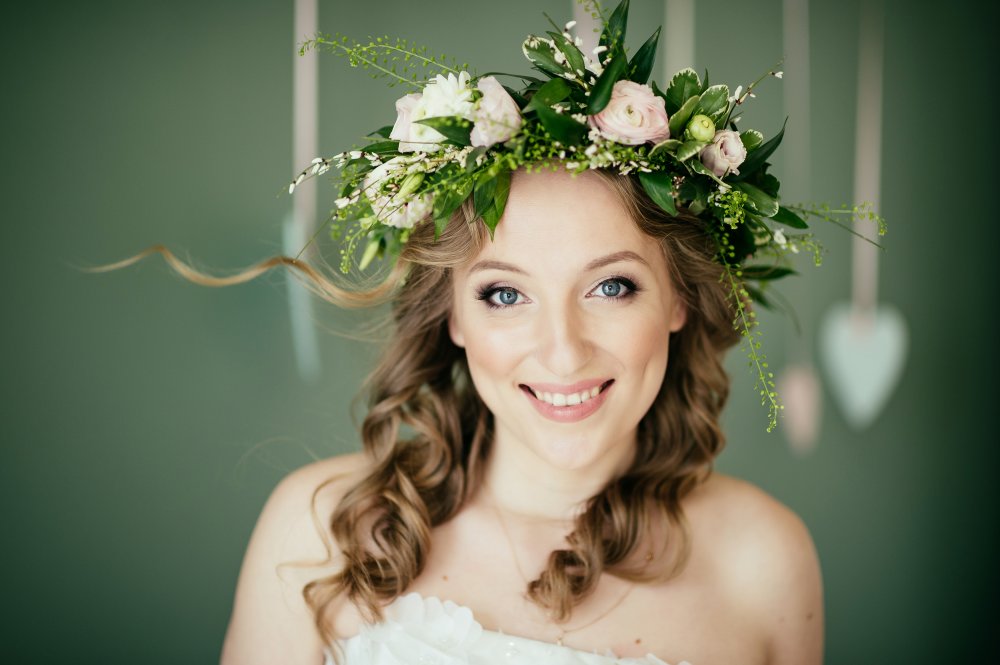 Венок на голову для невесты из живых цветов на заказ в Киеве
