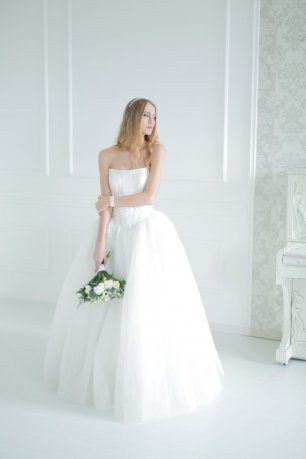 Белое платье невесты с пышной фатиновой юбкой