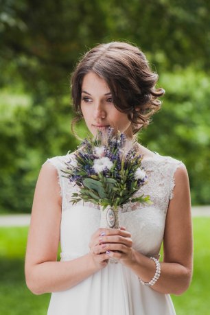 Небольшой букет невесты с винтажной брошью