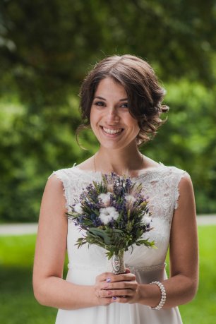 Милый свадебный букет невесты с хлопком