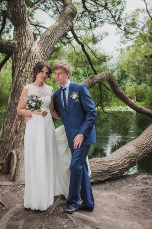 Жених и невеста на пруду