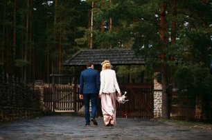 Жених и невеста держатся за руки