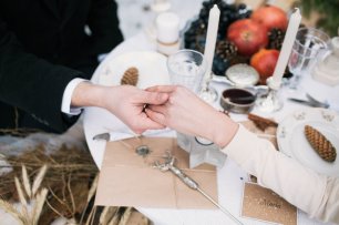 Детали оформления зимнего свадебного стола