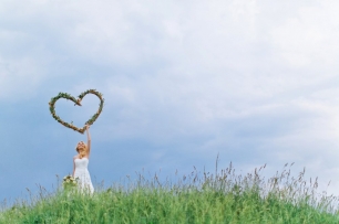 Интересная идея реквизита – сердце из веток и цветов