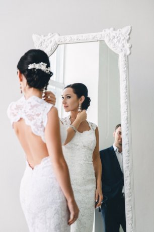 Кружевное облегающее платье с открытой спинкой