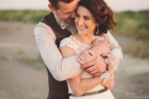 Нежные объятия жениха