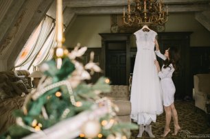 Платье невесты на вешалке