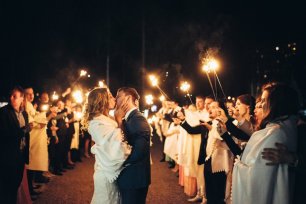 Завершение свадебного вечера бенгальскими онями