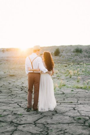 Лавстори в пустынной местности