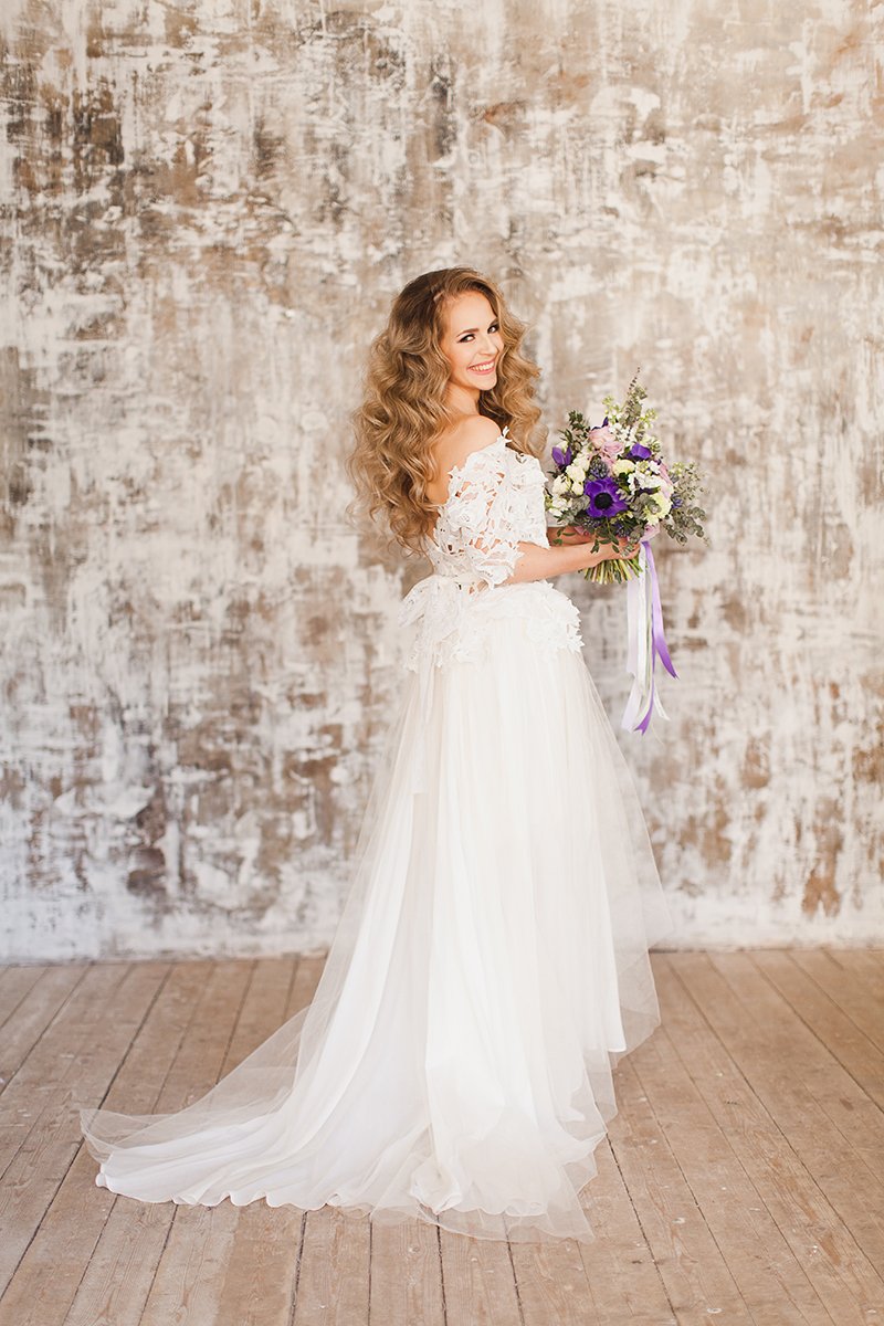 Оригинальное воздушное платье невесты с открытыми плечами