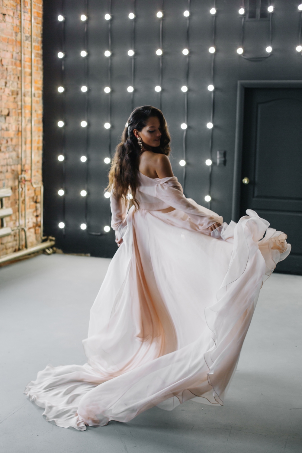 развевающееся платье невесты