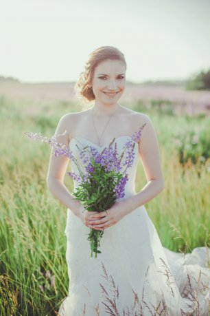 Невеста с лавандовым букетом