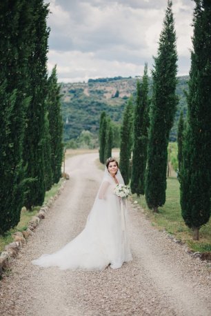 Невеста в пышном платье с шлейфом