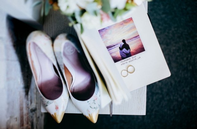 свадебные туфли с цветами, фотограф ОЛЬГА ГОЛОВИЗИНА